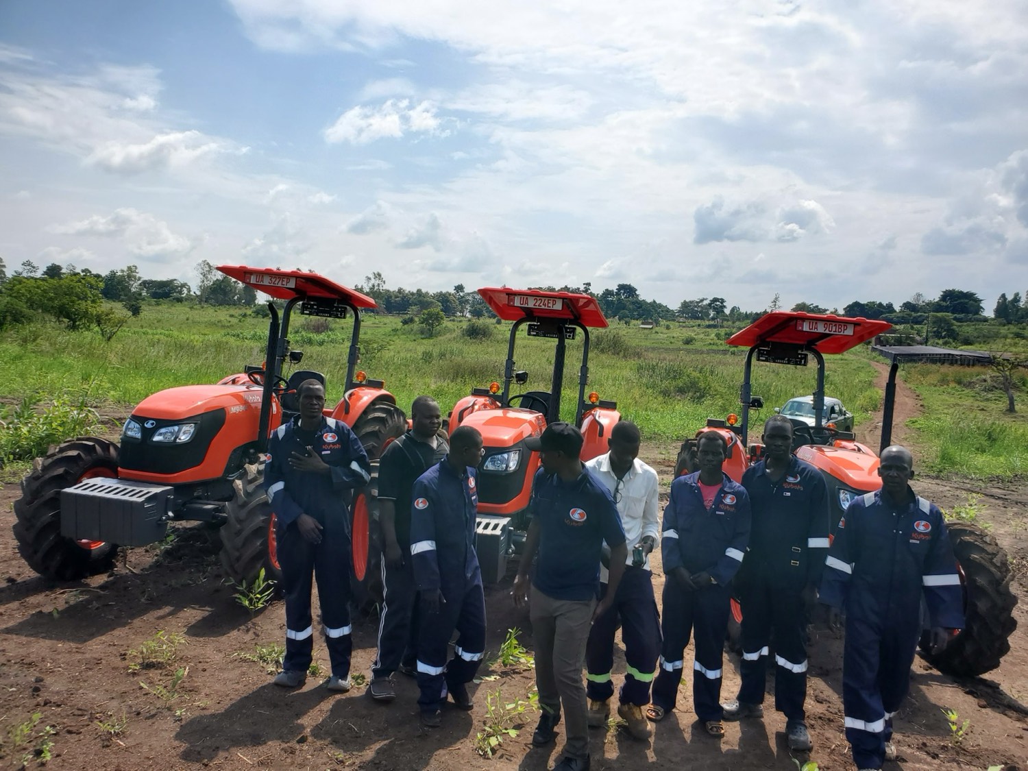 The NUTOFA operator cohort together in the field at Lakang